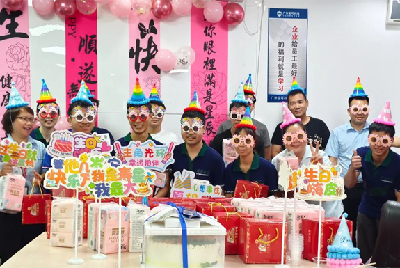 احتفال عيد ميلاد رائع لأعضاء فريق أنك!